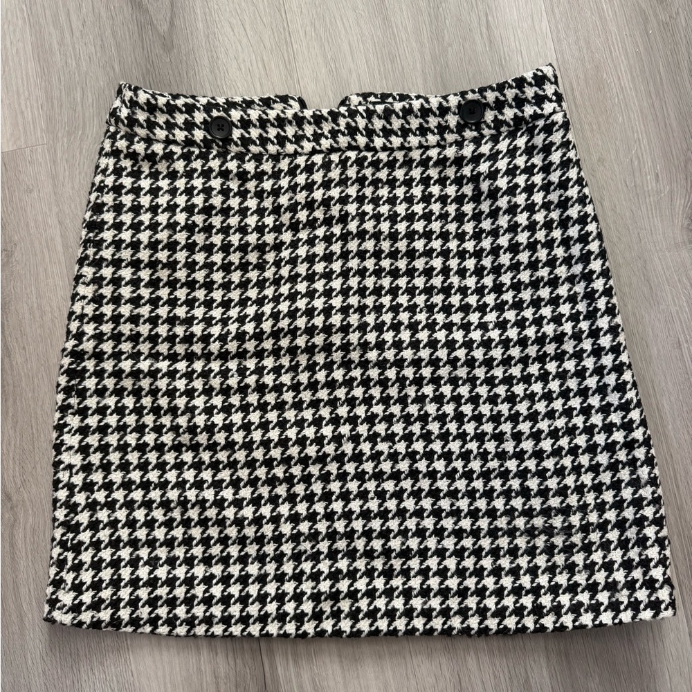 Banana Republic Houndstooth Black and White Skirt